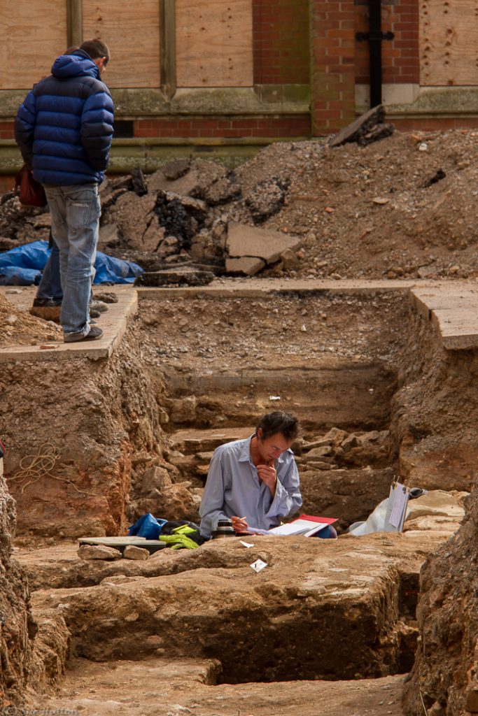 Fouilles archéologiques sur le parking de l'ancienne école Alderman Newton, juste à côté de St Martins, au coin de Greyfriars. L'archéologue dans la tranchée se trouve à l'endroit où les ossements d'une femme ont été découverts. Il ne s'agissait pas d'une sépulture, mais d'un charnier.