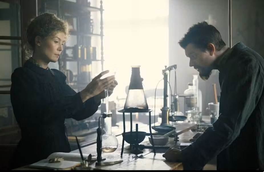 L'actrice Rosamund Pike dans le rôle de Marie Curie, souvent citée en exemple aux jeunes filles. Film "Radioactive", source StudioCanal